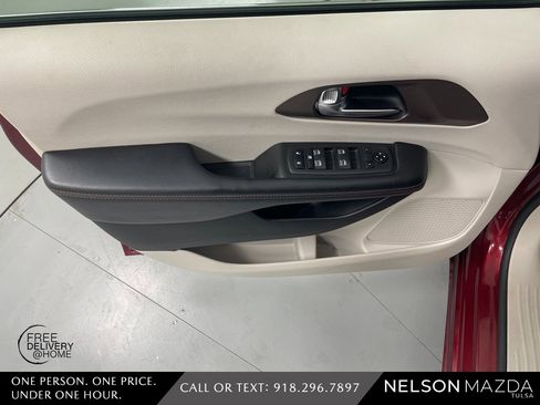 Used 2019 Chrysler Pacifica Touring-L Plus image 18