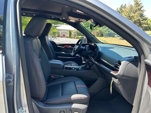 Used 2026 Chevrolet Traverse RS FWD image 57