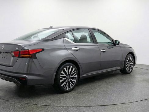 Used 2025 Nissan Altima 2.5 SV image 9