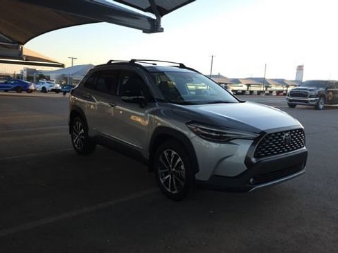 Used 2025 Toyota Corolla Cross XLE w/ Convenience Package image 4