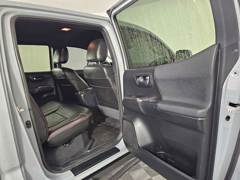 Used 2018 Toyota Tacoma TRD Off-Road w/ Technology Package image 15