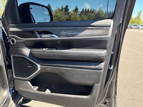 Used 2022 Jeep Wagoneer Series III w/ Rear Seat Entertainment Group AWD/4WD image 27