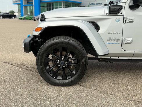 Used 2024 Jeep Wrangler Unlimited Sahara AWD/4WD image 11
