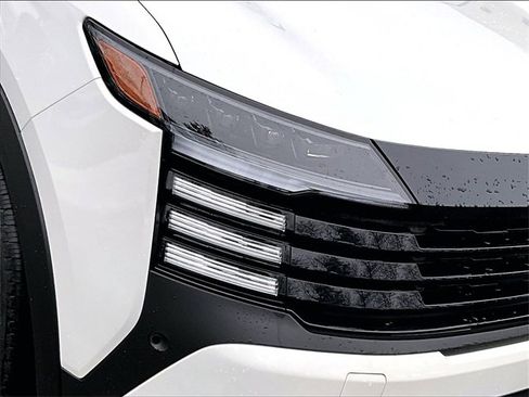 Used 2025 Nissan Kicks SR image 32