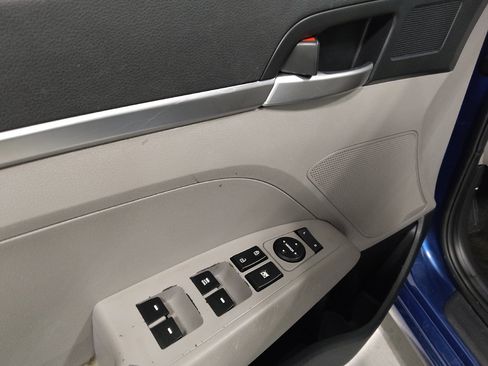 Used 2019 Hyundai Elantra SE FWD image 27