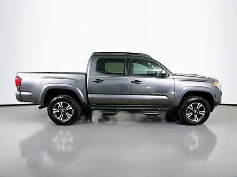 Used 2018 Toyota Tacoma TRD Sport image 9