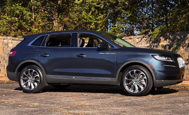 Used 2022 Lincoln Nautilus Reserve AWD/4WD image 3