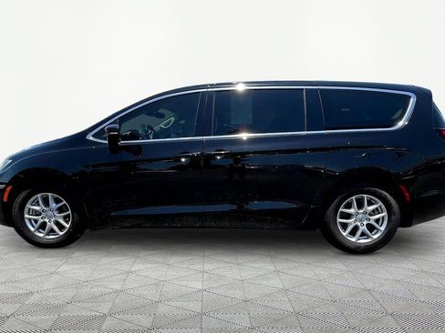 Used 2024 Chrysler Pacifica Touring-L FWD image 4