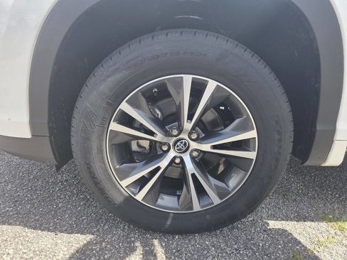 Used 2017 Toyota Highlander LE FWD image 5