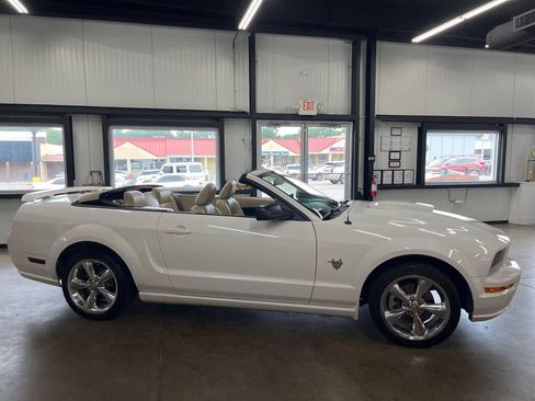 Used 2009 Ford Mustang GT Premium RWD image 19