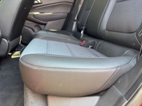 Used 2025 Chevrolet Trax LT w/ LT Convenience Package image 27