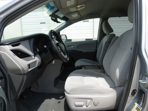 Used 2016 Toyota Sienna LE FWD image 28