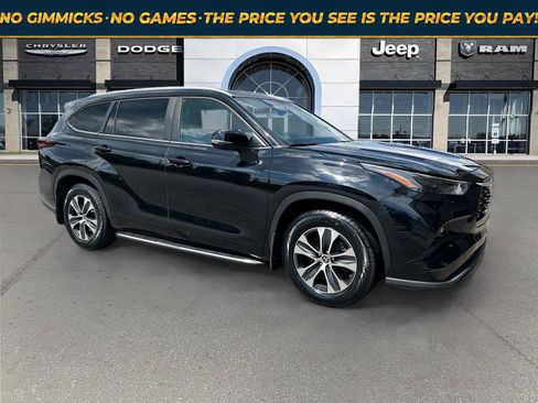 Used 2024 Toyota Highlander XLE FWD image 1