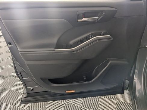 Used 2023 Toyota Highlander XLE image 10