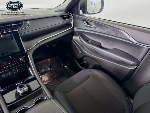 Used 2024 Jeep Grand Cherokee L Laredo image 22