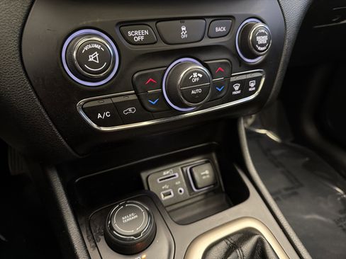 Used 2016 Jeep Cherokee 75th Anniversary AWD/4WD image 22