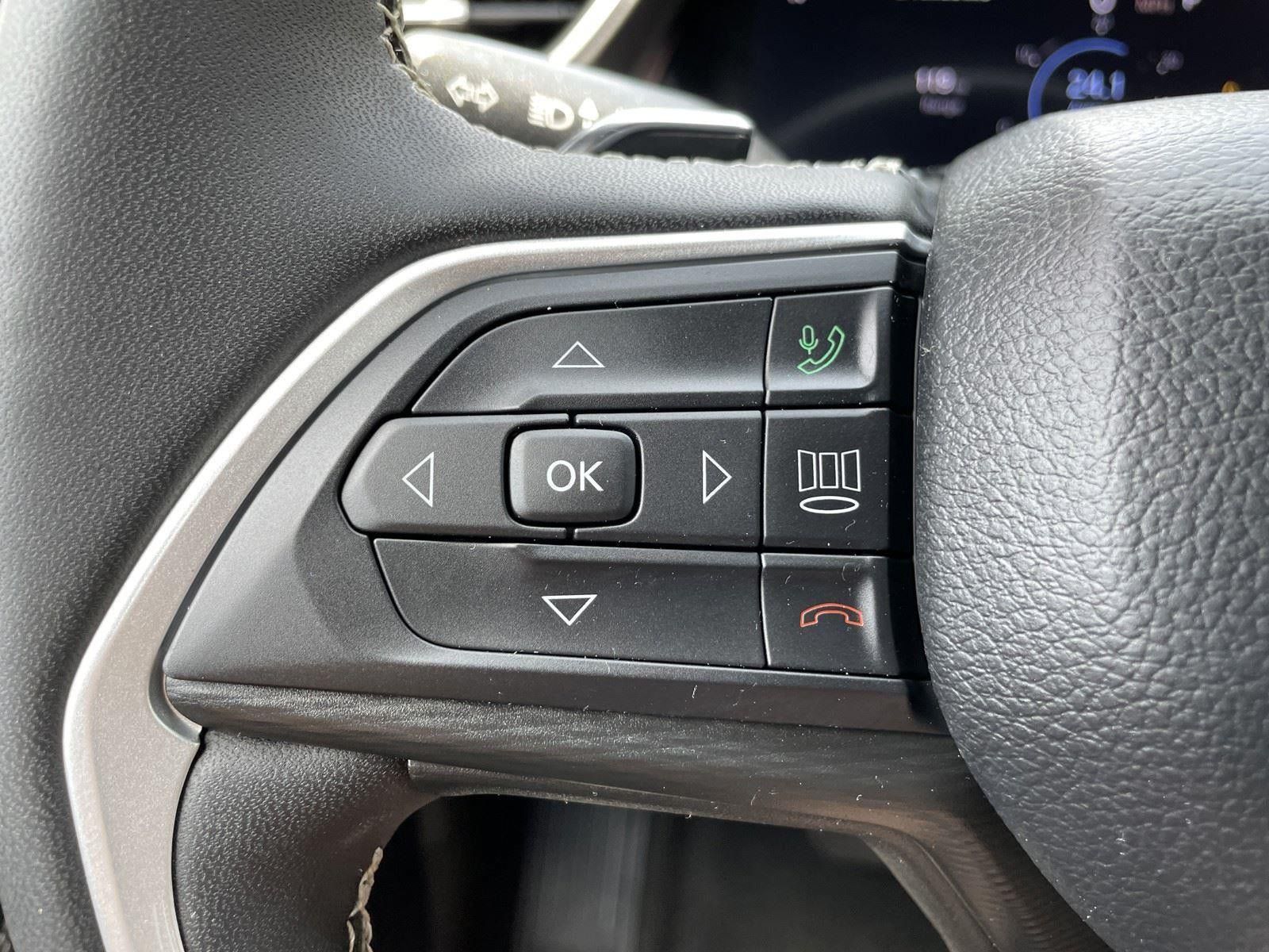 Used 2023 Jeep Grand Cherokee Altitude AWD/4WD image 20