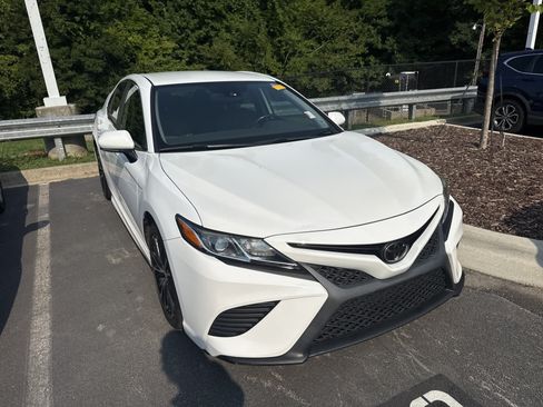Used 2019 Toyota Camry SE w/ Convenience Package FWD image 3