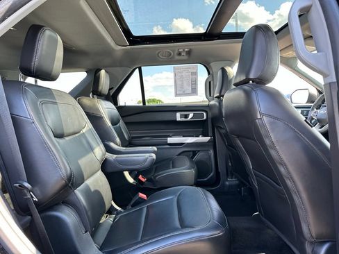 Used 2021 Ford Explorer XLT w/ Equipment Group 202A AWD/4WD image 32