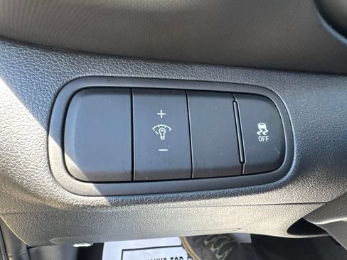 Certified 2025 Hyundai Venue Limited FWD image 18