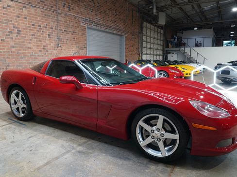 Used 2005 Chevrolet Corvette Coupe w/ Preferred Equipment Group RWD image 2