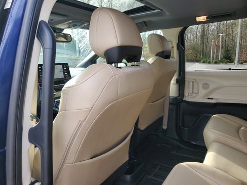 Used 2021 Toyota Sienna XLE image 11