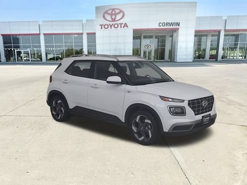 Used 2025 Hyundai Venue SEL FWD image 3