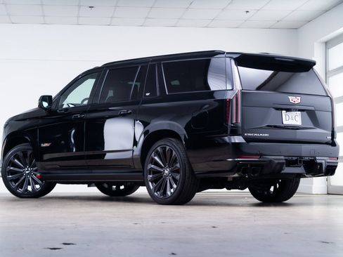 Used 2025 Cadillac Escalade ESV V AWD/4WD image 4