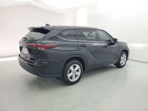 Used 2024 Toyota Highlander LE AWD/4WD image 5