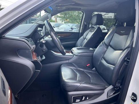 Used 2019 Cadillac Escalade ESV Luxury AWD/4WD image 18
