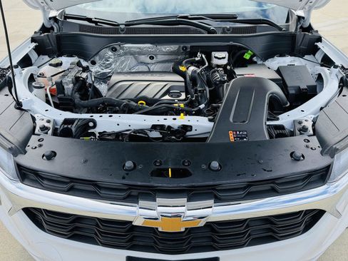 Used 2025 Chevrolet Trax LT w/ LT Convenience Package image 39