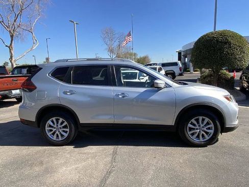 Used 2018 Nissan Rogue SV image 2