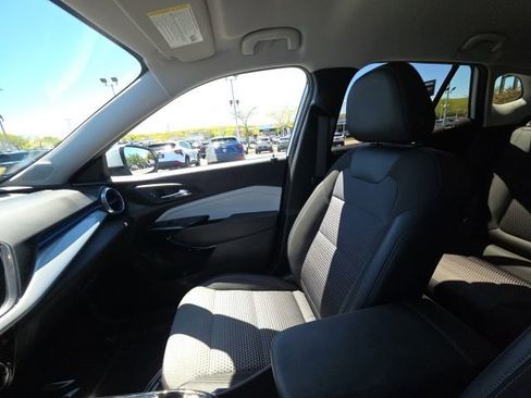 Used 2024 Chevrolet Trax LT FWD image 25