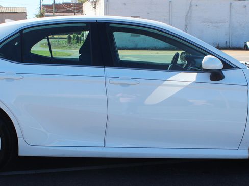 Used 2020 Toyota Camry LE image 7