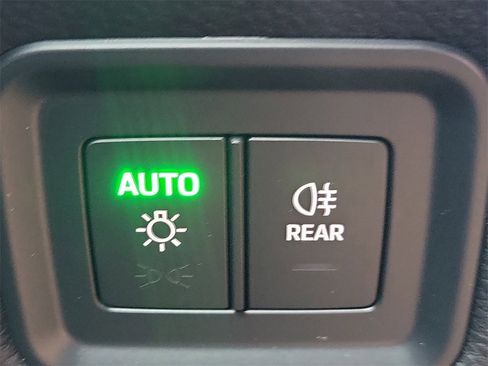 Used 2025 Porsche Cayenne image 35