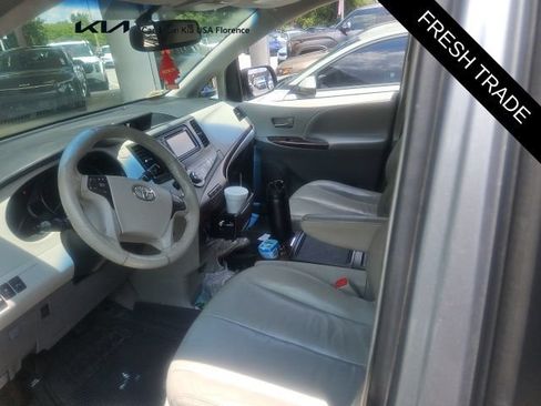 Used 2013 Toyota Sienna XLE FWD image 5