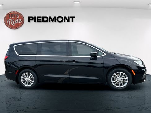 New 2026 Chrysler Pacifica Select FWD image 5
