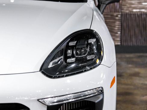 Used 2018 Porsche Cayenne S image 49