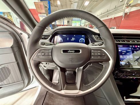 Certified 2023 Jeep Grand Cherokee Altitude AWD/4WD image 23