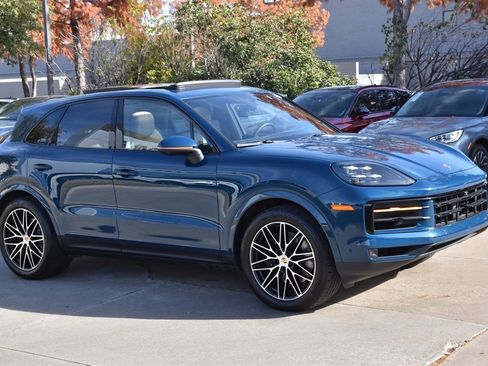 Used 2025 Porsche Cayenne Base image 5
