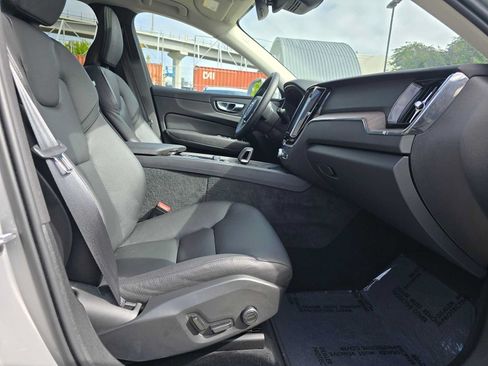 Used 2022 Volvo XC60 B5 Momentum w/ Advanced Package AWD/4WD image 10