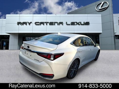 Used 2023 Lexus ES 300h w/ Premium Package image 3
