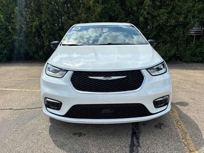 Used 2026 Chrysler Pacifica Select