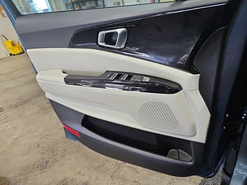 Used 2024 Kia Carnival EX FWD image 28