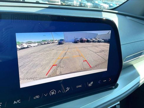 Used 2025 Chevrolet Traverse LT AWD/4WD image 21