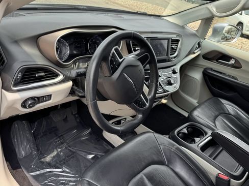 Used 2018 Chrysler Pacifica Touring-L FWD image 15