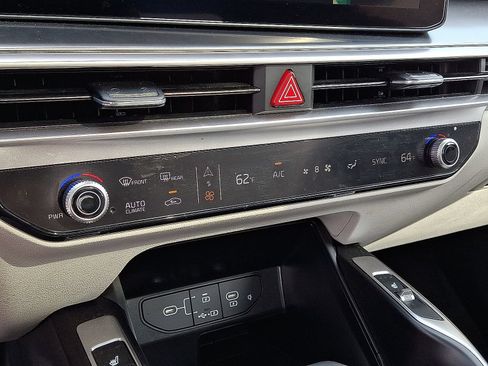Certified 2025 Kia Sorento EX w/ Panoramic Sunroof Package AWD/4WD image 16