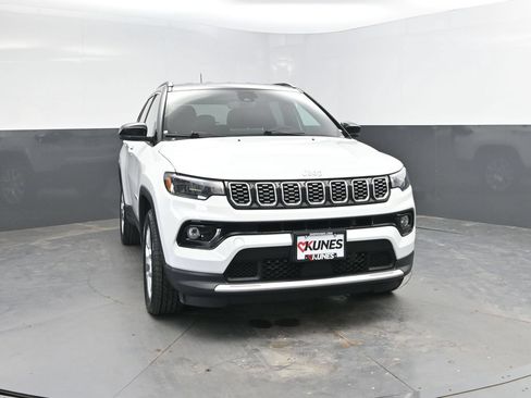 Used 2025 Jeep Compass Limited AWD/4WD image 4