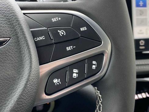 New 2026 Chrysler Pacifica Select AWD/4WD image 32