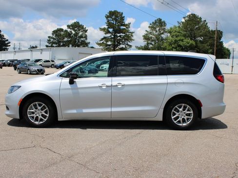 Used 2024 Chrysler Voyager LX FWD image 3
